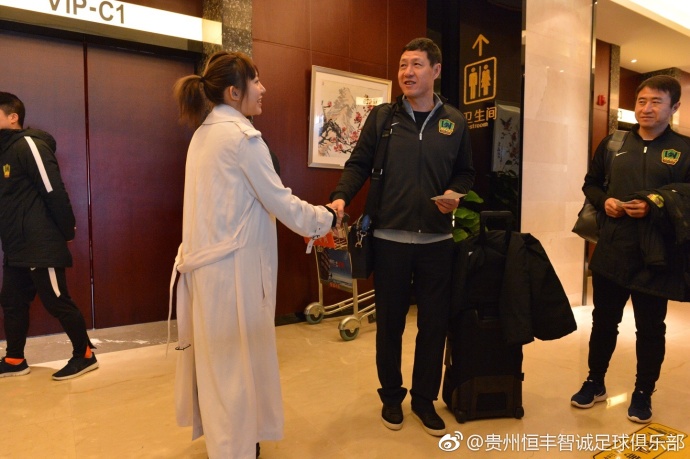 他有赡养我的义务，我现在没有地方居住，他必须接纳我、赡养我。